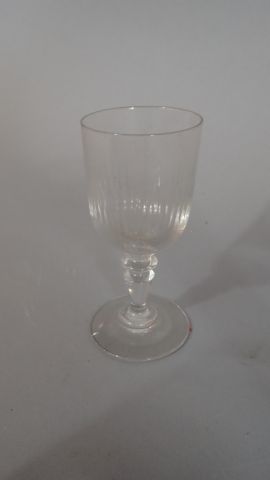 Partie de service de verres en cristal taillé...