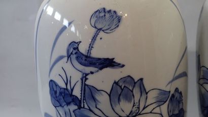 Paire de vases balustre dans le goût de la...