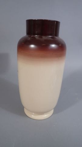 Vase en verre opaque, à décor peint d'une...