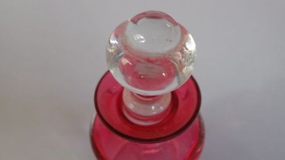 Garniture de toilette en verre teinté rose....
