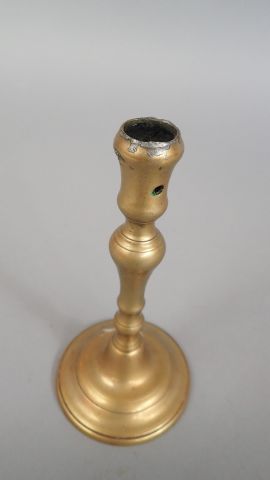 Bougeoir en laiton ou métal de cloche, le...
