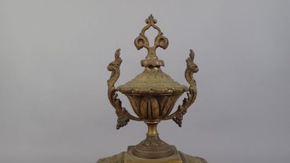 Pendule en bronze doré, le cadran émaillé...