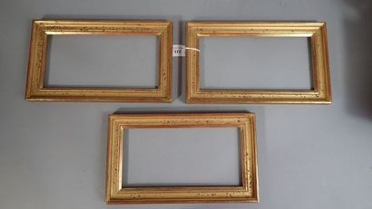 Suite de trois cadres en bois doré à coins...