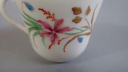 Quatre tasses avec sous-tasses et une bonbonnière...