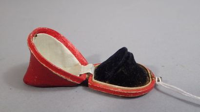 Petit coffret à bague cartonnée de rouge,...
