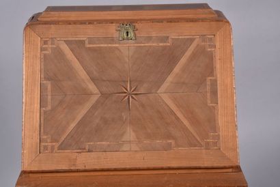 Petit secrétaire de pente à décor marqueté...