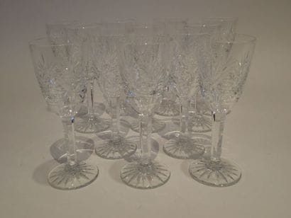 Ensemble de douze verres à vin blanc en cristal...