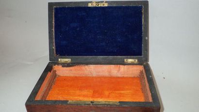 Coffret en placage de palissandre comprenant...