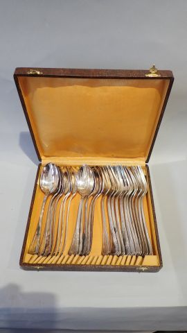 ALFENIDE. Ensemble de 12 couverts à décor...