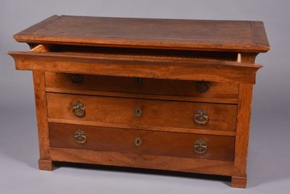 Commode en noyer et placage de noyer ouvrant...