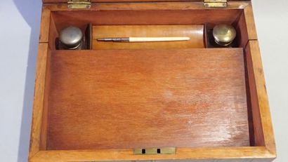 Coffret de toilette formant écritoire en...