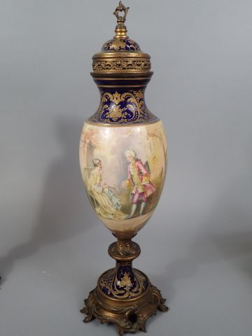 SEVRES, dans le goût de. Paire de vases couverts...