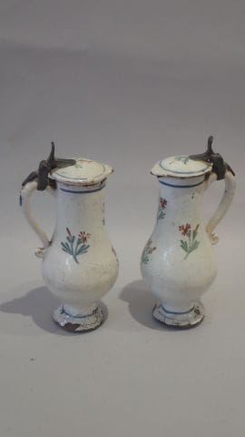 NEVERS. Paire de burettes en faïence à décor...