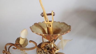 Petit lustre à pendeloque en bronze doré...