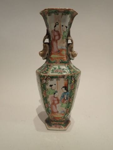 CHINE. Vase en porcelaine, à pans coupés...