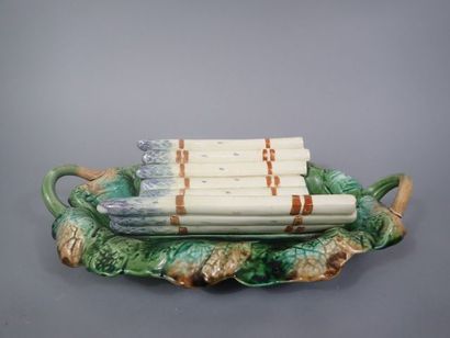 Plat à asperge en barbotine à décor en trompe-l'œil....