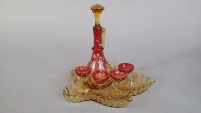 Partie de service à liqueur en verre teinté...