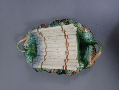 Plat à asperge en barbotine à décor en trompe-l'œil....
