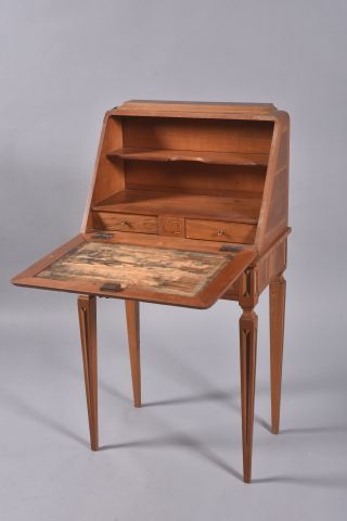 Petit secrétaire de pente à décor marqueté...