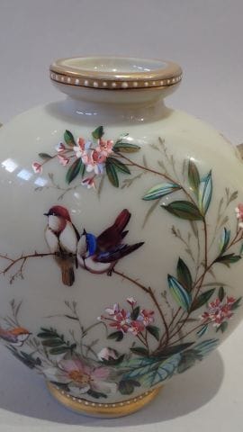 Petit vase à panse plate en verre opalin...
