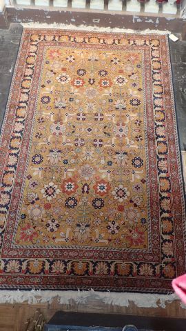 Tapis mécanique en laine à décor oriental...