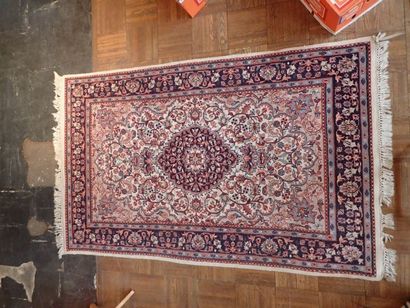 Tapis de laine mécanique à motif floral stylisé.
Dim...