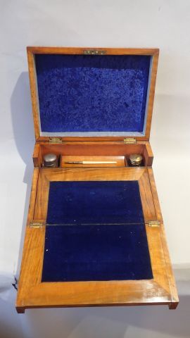 Coffret de toilette formant écritoire en...