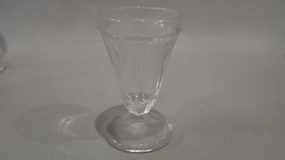 Ensemble de verres dépareillés en cristal...