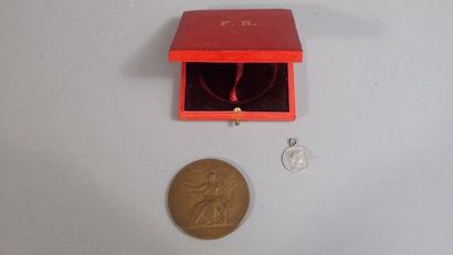 Ensemble de médailles de table : médaille...