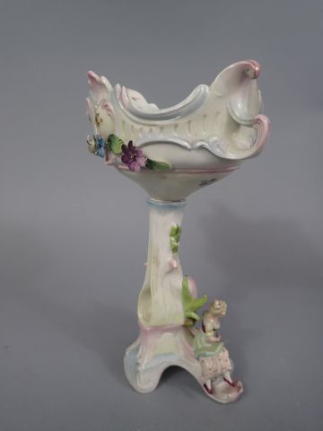 Deux groupes en porcelaine polychrome : 