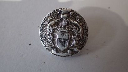 Une boite de laiton ronde (boutons divers...
