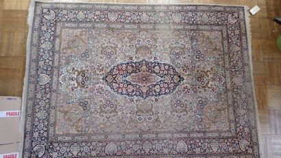 Tapis en soie. Usures 153x214cm