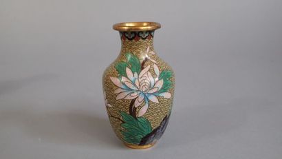 Cinq petits vases en cuivre cloisonné à décor...