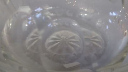 Deux carafes en cristal taillé, avec leur...