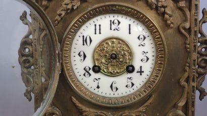 Pendule en bronze doré, le cadran émaillé...