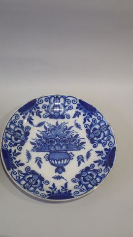DELFT. Deux assiettes en faïence à décor...