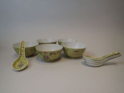 Service en porcelaine comprenant cinq bols...