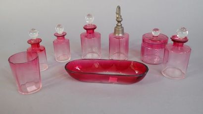 Garniture de toilette en verre teinté rose....