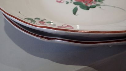Ensemble de faïence de l'Est polychrome comprenant...