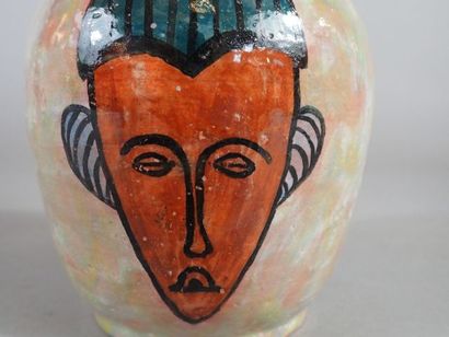 MASSAMBA, vase en terre à décor de têtes...