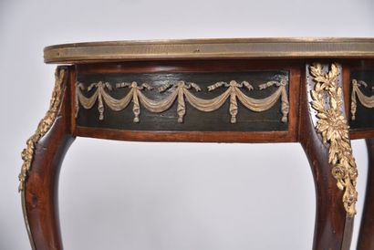 Console en noyer mouluré de forme demi-lune,...