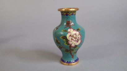 Cinq petits vases en cuivre cloisonné à décor...