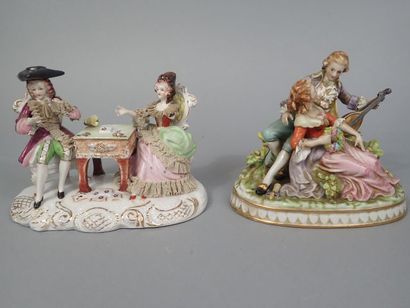 Deux groupes en porcelaine polychrome 