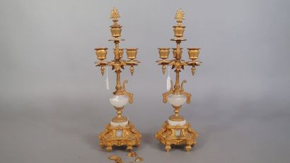 Paire de candélabres en métal doré à trois...