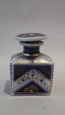 Lot d'un boite en porcelaine bleu nuit à...