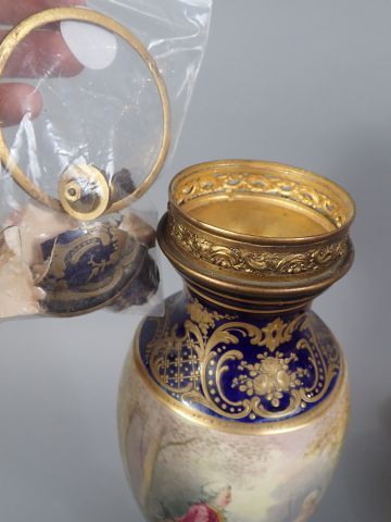SEVRES, dans le goût de. Paire de vases couverts...