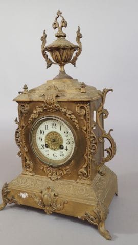 Pendule en bronze doré, le cadran émaillé...
