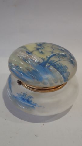 Lot d'un boite en porcelaine bleu nuit à...