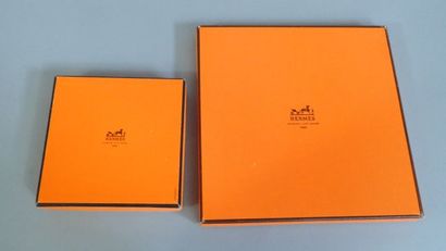 Hermès. Deux boites en carton siglées. Dimensions...