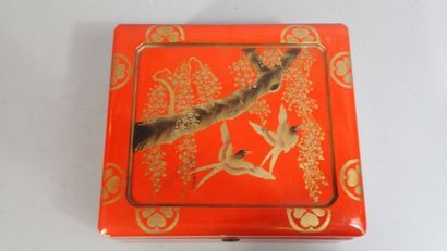 Boîte japonaise en laque orange et doré à...
